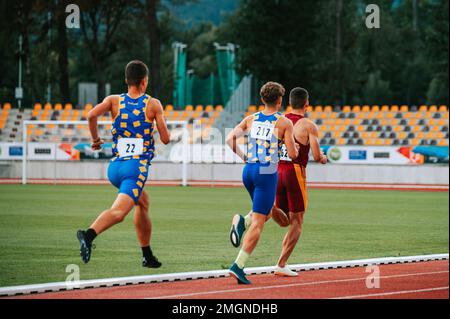 Immagine ad alta energia degli atleti maschi in gara a distanza media. Perfetto per i marchi sportivi e fitness, per promuovere forza e determinazione Foto Stock