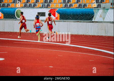 Immagine dinamica delle gambe degli atleti maschi in gara a lunga distanza. Adatto per campagne di fitness e di salute Foto Stock