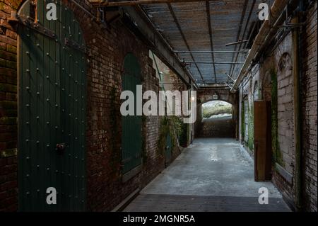 Particolare di uno dei tunnel della vecchia prigione abbandonata di Alcatraz Foto Stock