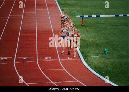MARTIN, SLOVACCHIA, 16 LUGLIO 2022: Immagine potente delle atlete catturate in movimento durante una gara del 1500m, che mostra il potere e la grazia dell'uomo Foto Stock