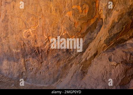 Famosa scultura in rilievo di una mucca piangente a Tegharghart, nei pressi di Djanet, Parco Nazionale di Tassili n’Ajjer, Sud Algeria, Nord Africa, Foto Stock