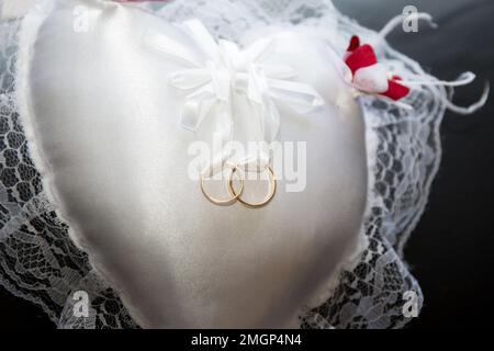 Anelli di nozze. Simboli di matrimonio, attributi. Vacanza, festa Foto Stock