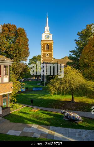 Chiesa di St Georges gravesend dal centro commerciale St Georges. Foto Stock
