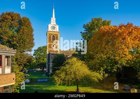 Chiesa di St Georges gravesend dal centro commerciale St Georges. Foto Stock