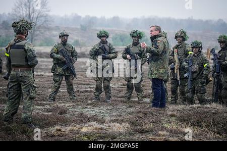 26 gennaio 2023, Sassonia-Anhalt, Möckern: Boris Pistorius (SPD), ministro federale della Difesa, parla ai soldati durante la sua visita inaugurale nella Bundeswehr presso la zona di addestramento di Altengrabow. Dopo aver avuto un'idea dell'addestramento al fuoco e al combattimento dei logistici della base delle forze armate e dei fanti armati dell'esercito, il ministro ha tenuto colloqui con i soldati. Foto: Kay Nietfeld/dpa Foto Stock