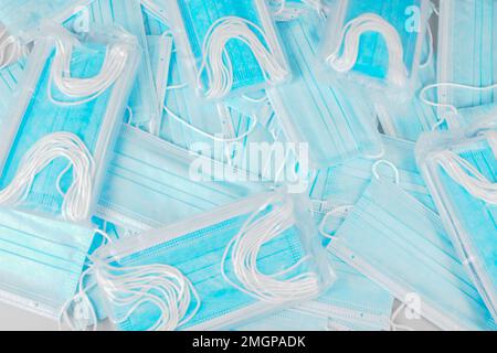 alcune maschere facciali blu sullo sfondo in concetto di coronavirus pandemico Foto Stock
