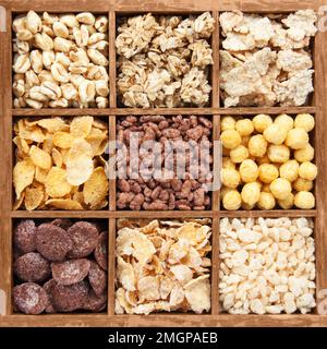 Cereali assortiti in scatola di legno Foto Stock