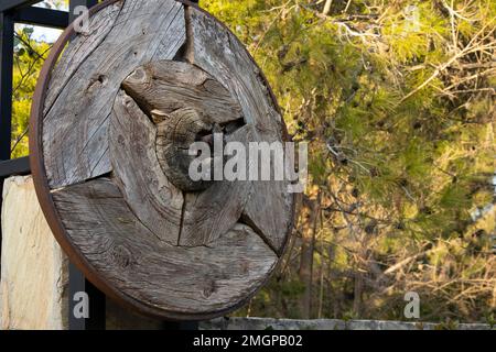 Una vecchia ruota in legno usata per la decorazione Foto Stock