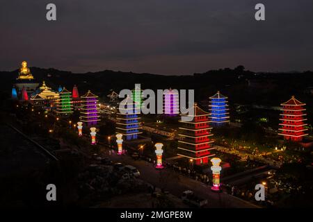 Il festival delle lanterne è una delle famose cerimonie della Celebrazione di Capodanno cinese. Questa foto si concentrava sulle torri, ed era un segno a Kaohsiung su Ja Foto Stock