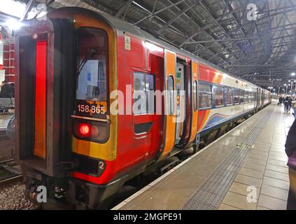 Nottingham in direzione EMR East Midlands Railway DMU Diesel Multiple Unit 158865, British Rail Class 158 Express Sprinter, a Lime St Liverpool di notte Foto Stock