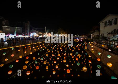 Il festival delle lanterne è una delle famose cerimonie della Celebrazione di Capodanno cinese. Questa immagine si concentra sugli edifici. Questo luogo si apre su wi-fi pubblico Foto Stock