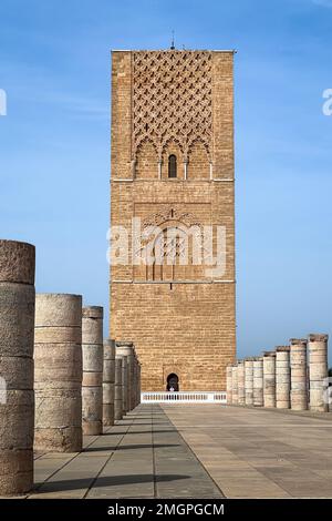 Persone che visitano la Torre Hassan e le colonne a Rabat, Marocco Foto Stock