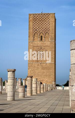 Persone che visitano la Torre Hassan e le colonne a Rabat, Marocco Foto Stock