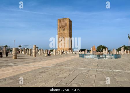 Persone che visitano la Torre Hassan e le colonne a Rabat, Marocco Foto Stock