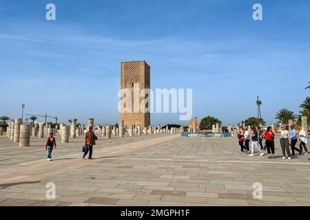 Persone che visitano la Torre Hassan e le colonne a Rabat, Marocco Foto Stock