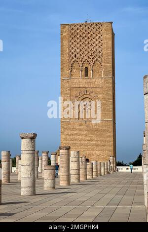 Persone che visitano la Torre Hassan e le colonne a Rabat, Marocco Foto Stock