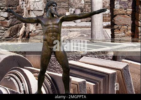 Rovine e statue di marmo sull'isola di Delo, Grecia. Architettura dell'antica Grecia, è uno dei più grandi musei all'aperto dell'antichità Foto Stock