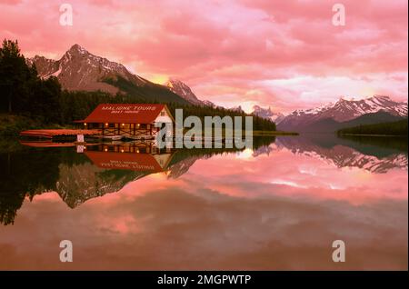 Canada, Alberta, Jasper, Maligne Lake, boathouse riflessione sul Maligne Lake all'alba Foto Stock