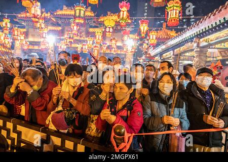 Hong Kong, Hong Kong. 21st Jan, 2023. Gli adoratori aspettano in fila che i loro primi bastoncini siano bruciati al tempio Wong Tai Sin di Hong Kong. La gente si è affollato al tempio di Wong Tai Sin per adorare la prima volta in tre anni dalla pandemia del COVID, mentre si riuniscono per bruciare i loro primi bastoni di muschio per celebrare il Capodanno lunare e l'anno del coniglio nello zodiaco cinese. (Foto di Alex Chan Tsz Yuk/SOPA Images/Sipa USA) Credit: Sipa USA/Alamy Live News Foto Stock