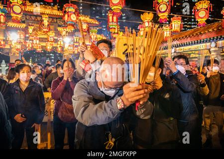 Hong Kong, Hong Kong. 21st Jan, 2023. Gli adoratori bruciano i loro bastoni di josss mentre pregano per la buona fortuna nel tempio di Wong Tai Sin a Hong Kong. La gente si è affollato al tempio di Wong Tai Sin per adorare la prima volta in tre anni dalla pandemia del COVID, mentre si riuniscono per bruciare i loro primi bastoni di muschio per celebrare il Capodanno lunare e l'anno del coniglio nello zodiaco cinese. (Foto di Alex Chan Tsz Yuk/SOPA Images/Sipa USA) Credit: Sipa USA/Alamy Live News Foto Stock