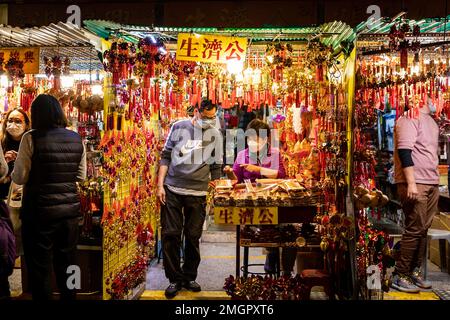 Hong Kong, Hong Kong. 21st Jan, 2023. Negozi all'esterno del Tempio di Wong Tai Sin di Hong Kong che vendono oggetti per il Capodanno lunare decorati e adorati. La gente si è affollato al tempio di Wong Tai Sin per adorare la prima volta in tre anni dalla pandemia del COVID, mentre si riuniscono per bruciare i loro primi bastoni di muschio per celebrare il Capodanno lunare e l'anno del coniglio nello zodiaco cinese. (Foto di Alex Chan Tsz Yuk/SOPA Images/Sipa USA) Credit: Sipa USA/Alamy Live News Foto Stock