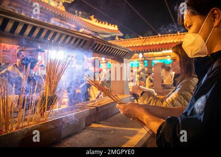 Hong Kong, Hong Kong. 21st Jan, 2023. Le persone bruciano i loro bastoni di josss per adorare nel tempio di Wong Tai Sin a Hong Kong. La gente si è affollato al tempio di Wong Tai Sin per adorare la prima volta in tre anni dalla pandemia del COVID, mentre si riuniscono per bruciare i loro primi bastoni di muschio per celebrare il Capodanno lunare e l'anno del coniglio nello zodiaco cinese. (Foto di Alex Chan Tsz Yuk/SOPA Images/Sipa USA) Credit: Sipa USA/Alamy Live News Foto Stock