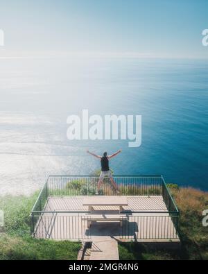 Uomo che salpa su Miradouro da Partilha da una prospettiva aerea con una vista sull'oceano sull'isola di Madeira Foto Stock