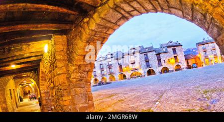 Scena stradale, architettura tipica, borgo medievale di Aínsa, Villa de Aínsa, Sobrarbe, Huesca, Aragón, Spagna, Europa Foto Stock