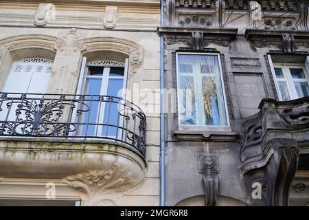 Prima e dopo il lavaggio pulito facciata ristrutturazione al di fuori della casa pulizia edificio trascurato Foto Stock