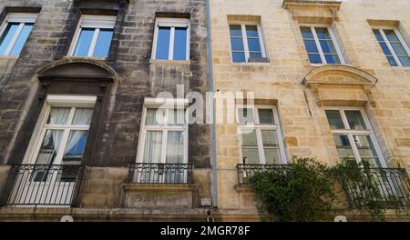 prima e dopo la pulizia del muro di facciate pulite edificio con differenza tra due facciata casa Foto Stock