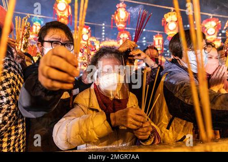 Hong Kong, Hong Kong. 21st Jan, 2023. Gli adoratori bruciano i loro primi bastoni di joss nel nuovo anno lunare al bruciatore di incenso, al tempio di Wong Tai Sin a Hong Kong. La gente si è affollato al tempio di Wong Tai Sin per adorare la prima volta in tre anni dalla pandemia del COVID, mentre si riuniscono per bruciare i loro primi bastoni di muschio per celebrare il Capodanno lunare e l'anno del coniglio nello zodiaco cinese. (Credit Image: © Alex Chan Tsz Yuk/SOPA Images via ZUMA Press Wire) SOLO PER USO EDITORIALE! Non per USO commerciale! Foto Stock