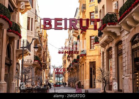 Popolare strada commerciale nella città vecchia di Beirut. Grande iscrizione sospesa. Beirut. Libano. Foto Stock