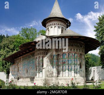 Monastero di Voronet, fondata nel 15th ° secolo, situato a Voronet, Romania.Stone edificio religioso della chiesa cristiana ortodossa costruita con pareti dipinte Foto Stock