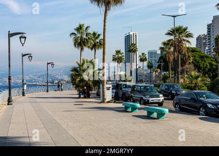 Corniche Boulevard nel Raouche. Quartiere residenziale e commerciale a Beirut. Libano. Destinazione turistica popolare a Beirut. Foto Stock