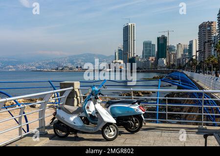 Corniche Boulevard nel Raouche. Quartiere residenziale e commerciale a Beirut. Libano. Destinazione turistica popolare a Beirut. Foto Stock