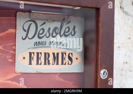 vintage shop segno desole nous sommes ferme testo francese significa che siamo chiusi Foto Stock