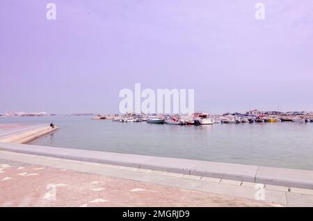 Barche presso il porto turistico di fronte al Museo Nazionale del Qatar, Corniche, Doha, Qatar Foto Stock