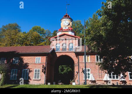 Fiskars, Finlandia, un villaggio, la città di Raseborg, nella parte occidentale di Uusimaa, Finlandia, con case in legno, torre dell'orologio e centro della strada principale della città vecchia Foto Stock