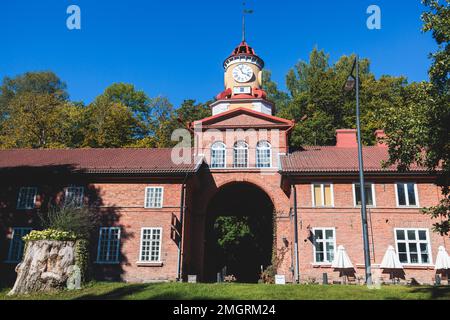 Fiskars, Finlandia, un villaggio, la città di Raseborg, nella parte occidentale di Uusimaa, Finlandia, con case in legno, torre dell'orologio e centro della strada principale della città vecchia Foto Stock