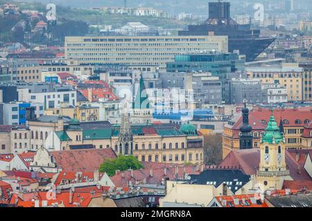 Città vecchia e moderni edifici sovietici Bratislava dall'alto, Slovacchia Foto Stock