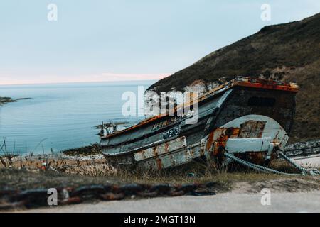 Piccola barca da pesca in legno presso la spiaggia di North Landing Flamborough Foto Stock