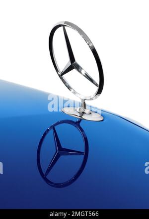 Almaty, Kazakistan - 20 novembre 2021: Segno blu Mercedes Benz sul cofano. Foto Stock