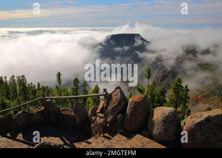 Scenario nuvoloso con vista dal Mirador de Igualero sul monte Fortaleza e Barranco de Ergue a la Gomera, Isole Canarie, Spagna Foto Stock