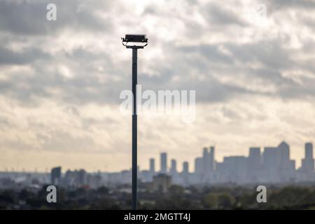 Vista dello skyline di Londra dal Redbridge Cycling Centre, costruito sull'unica collina nella piana di confine dell'Essex Foto Stock