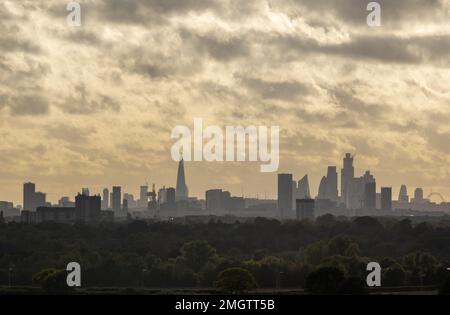 Vista dello skyline di Londra dal Redbridge Cycling Centre, costruito sull'unica collina della piana di confine dell'Essex Foto Stock