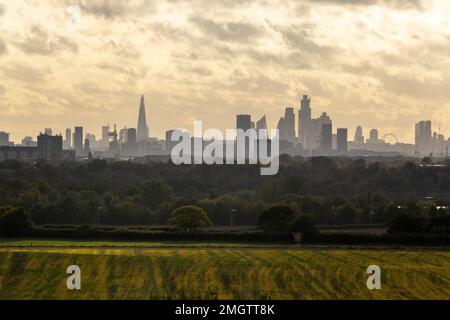 Vista dello skyline di Londra dal Redbridge Cycling Centre, costruito sull'unica collina della piana di confine dell'Essex Foto Stock