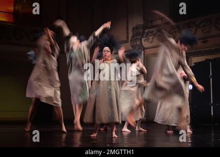 Londra, Regno Unito. 25th gennaio 2023. ‘Ode to Edith’ eseguito dalla Corali Dance Company. La compagnia teatrale Thick & Tight torna al London International MIME Festival (LIMF) per un quinto anno con una collezione di pezzi e personaggi migliori dal loro catalogo sul retro. Suonando al municipio di Shoreditch, la compagnia teatrale britannica crea un mix di mimo, danza, teatro e trascinamento, influenzando un'ampia gamma di soggetti storici, politici, letterari e artistici. Credit: Guy Corbishley/Alamy Live News Foto Stock