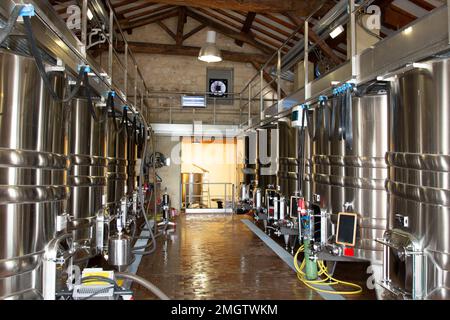 Vasche acciaio fabbrica del vino grandi vasche di fermentazione Cantina di vino in acciaio inox Foto Stock