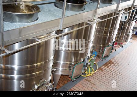 moderna cantina in alluminio argento vino serbatoi in acciaio inox moderna fabbrica di enologo Foto Stock