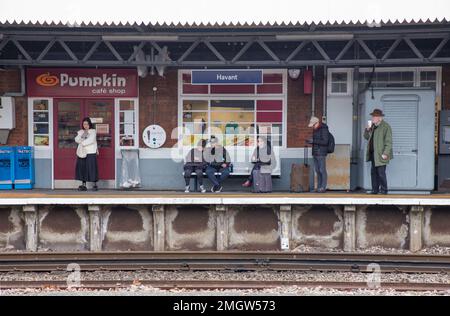 I passeggeri aspettano un treno alla stazione Havant dell'Hampshire Foto Stock